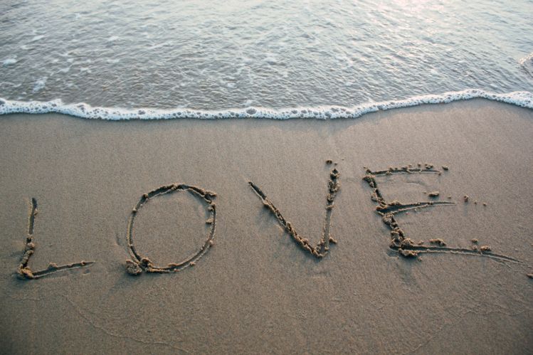beachsand-writing-love