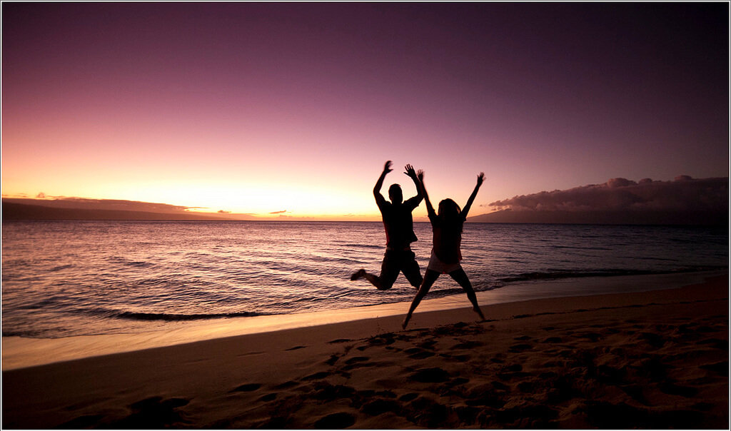 boracay-couple-sunset-jumping