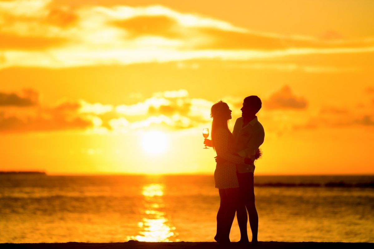 couple-sunset-beach-silhouette-2018-03-09-06-55-large