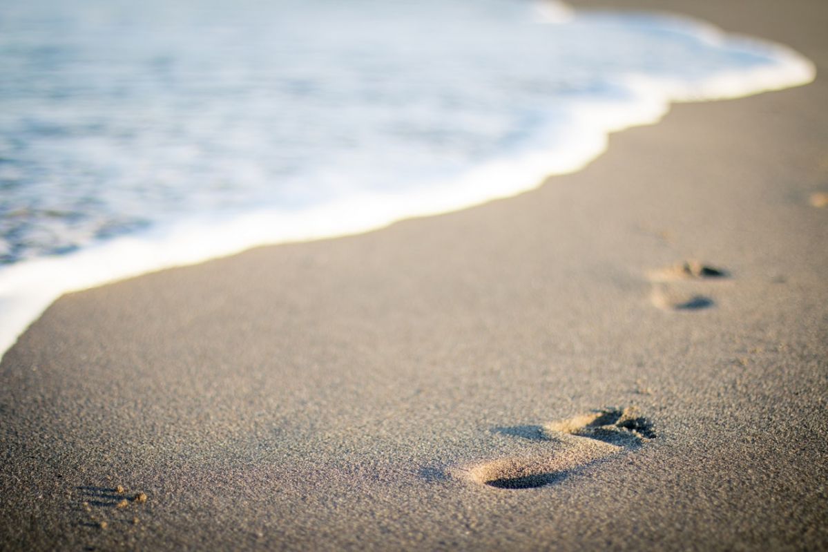 footprints-in-beach-sand-2018-10-03-01-18-large