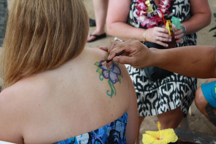 girl getting henna in boracay