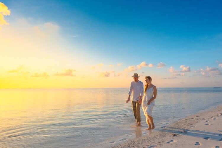 valentines-guide-delectable-propose-in-beach-2019-02-07-12-47